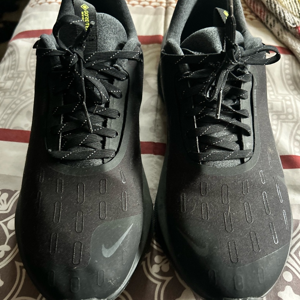 Women’s 10 (mens 8.5) Nike React GORETEX waterproof Black Running Sneakers Shoes